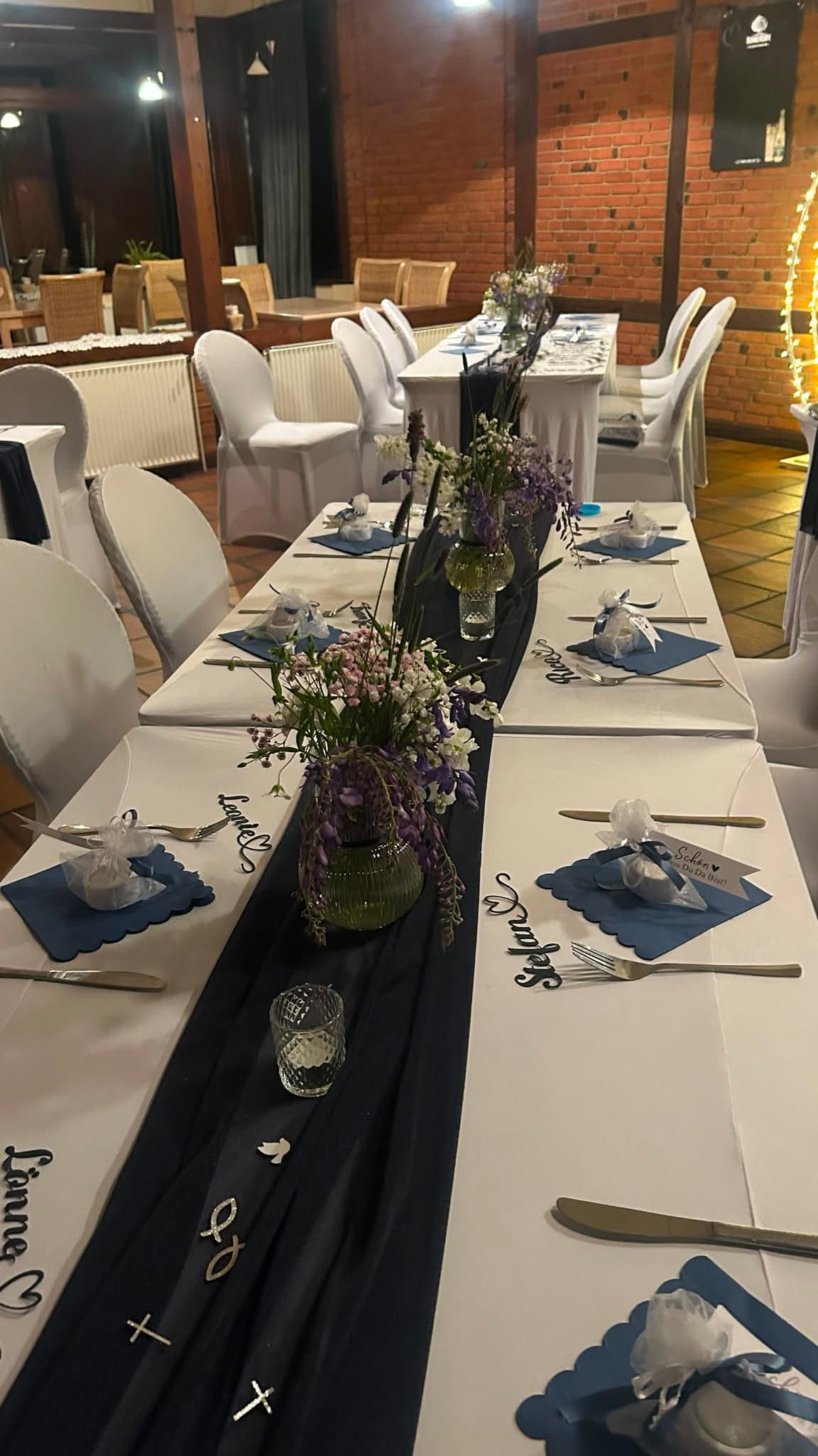 Festtafel mit blauem Tischläufer