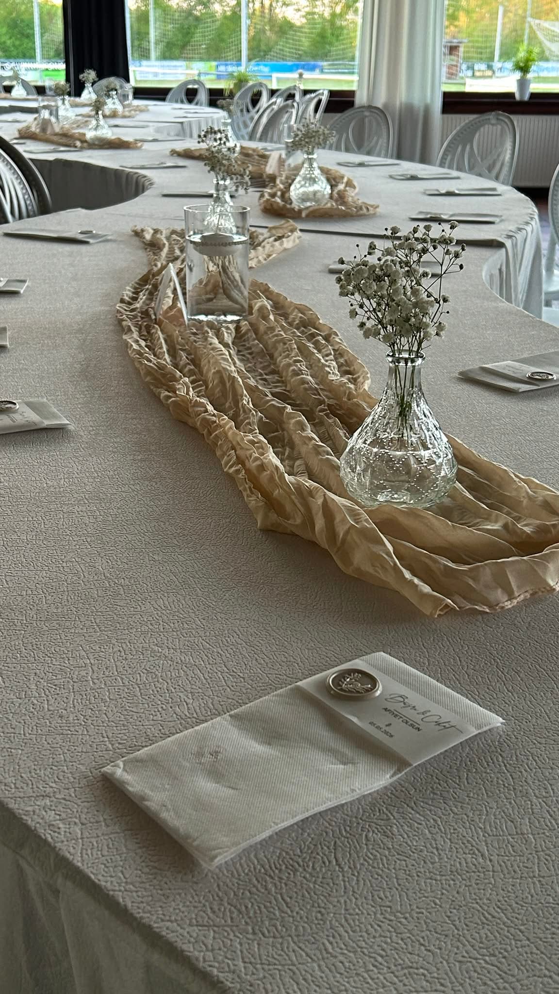 Lange festlich eingedeckte Tafel