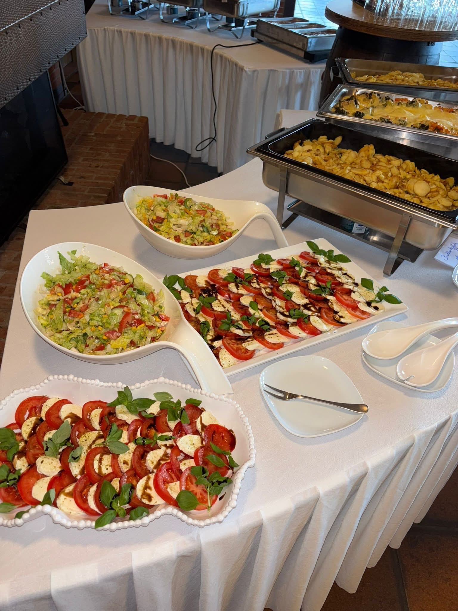 Buffet mit Caprese & Salaten