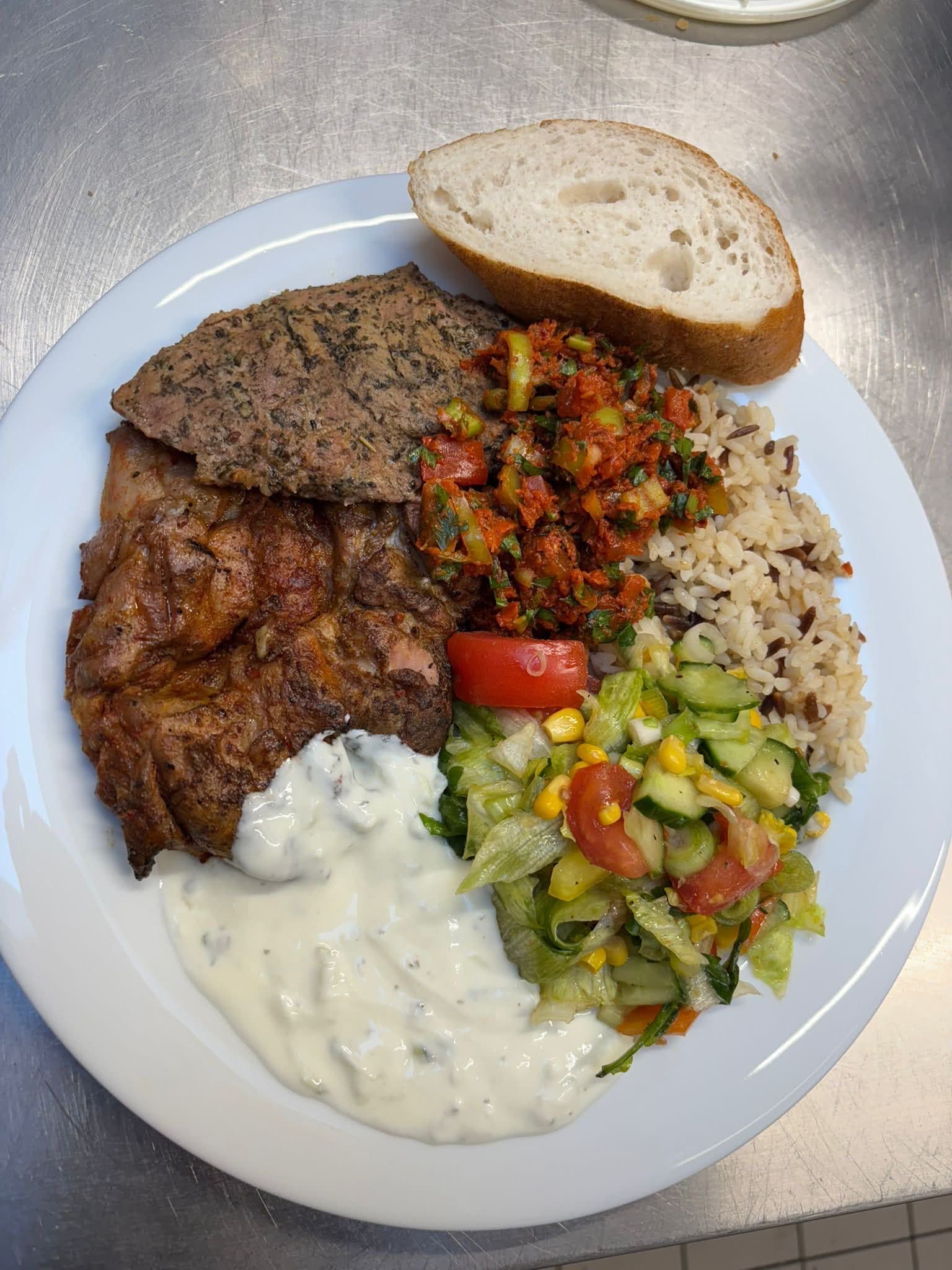 Teller mit Fleisch, Reis & Salat