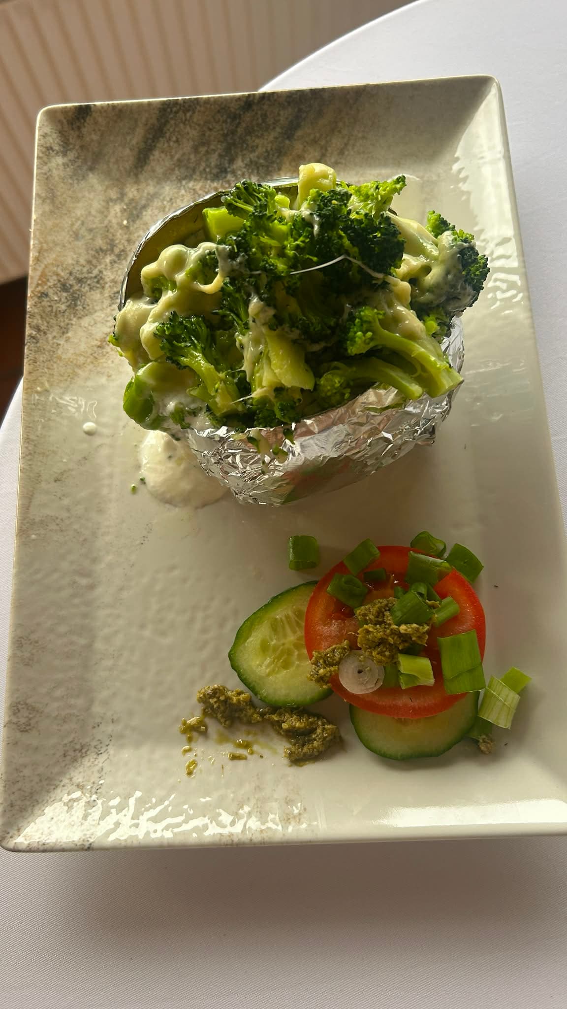 Ofenkartoffel mit Brokkoli & Salat