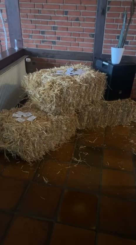 Strohballen-Deko im Oktoberfest-Stil